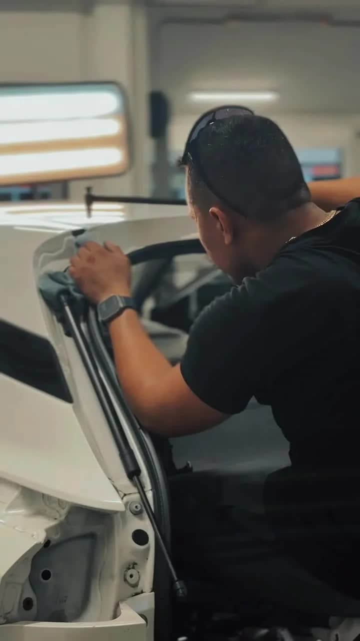 Technicien Deboss Car Express réalisant un débosselage sans peinture
