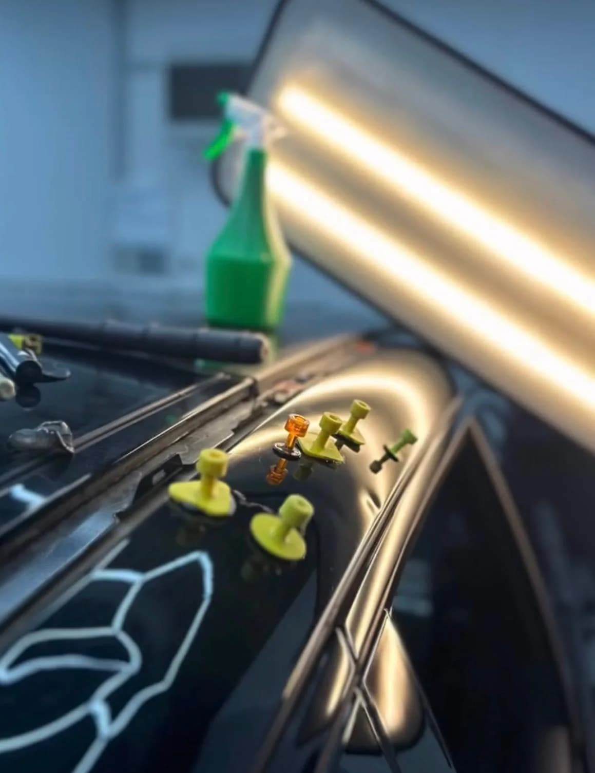Outils de débosselage par traction utilisés sur la carrosserie