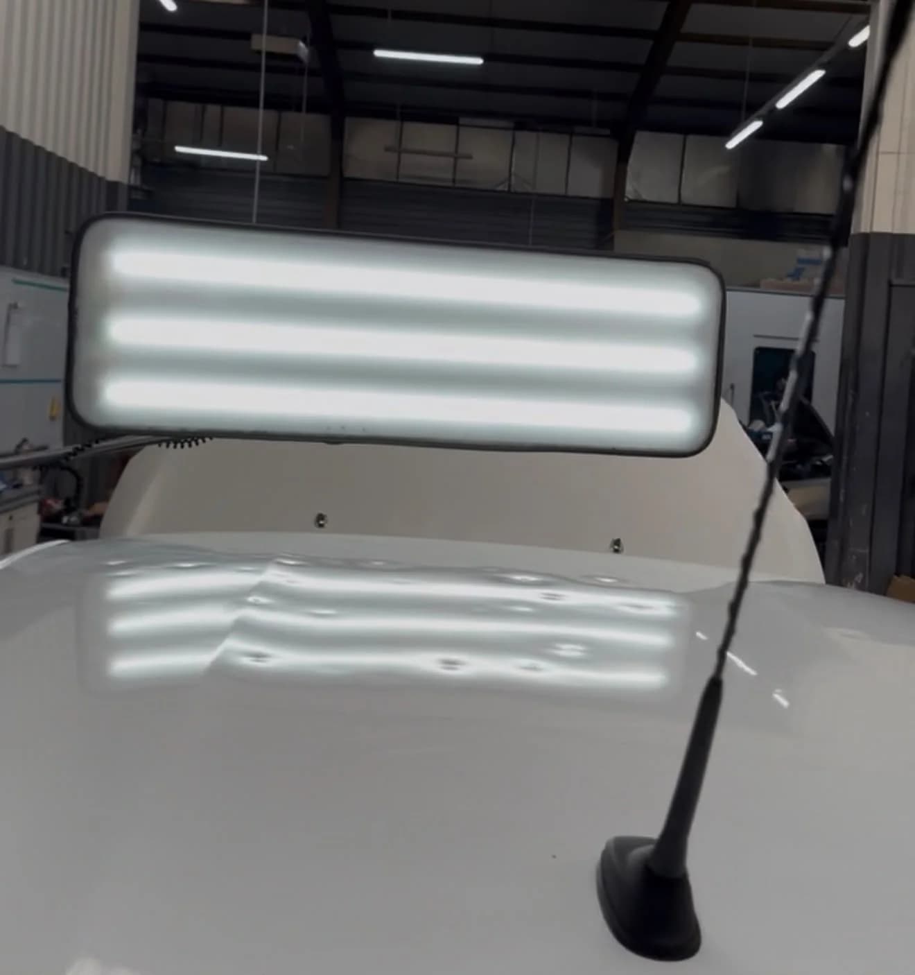 Multiples impacts de grêle visibles sous la lampe de contrôle